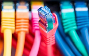 برای شبکه کردن دو کامپیوتر، کابل را انتخاب کنید!
