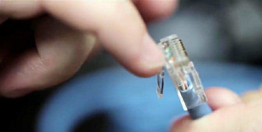 بررسی فرآيندِ سوکت زدن کابل شبکه